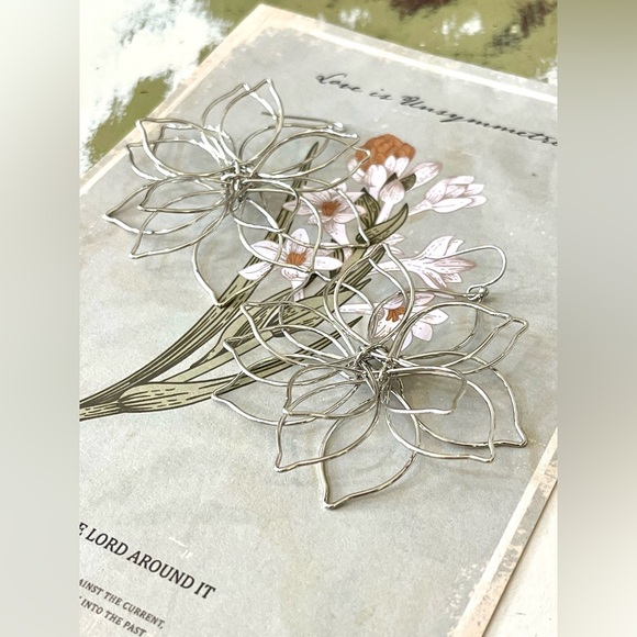 NEW Wire Flower Silver Earrings - Picture 4 of 5